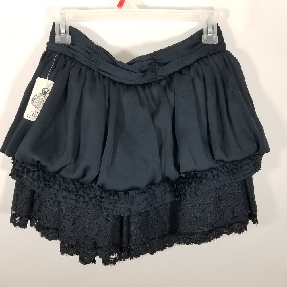 Women's Short Skirt with front emblem - Picture 2 of 2